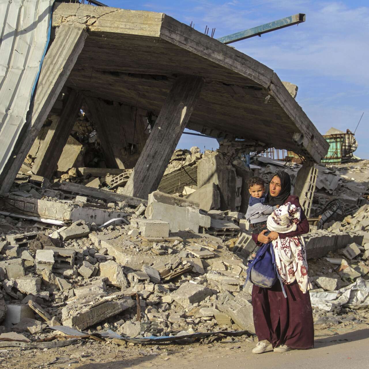 Palestinians fleeing rubble